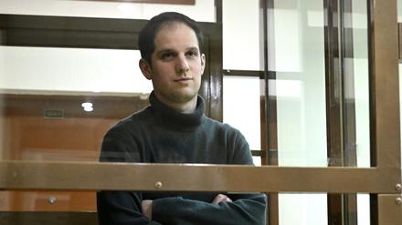 Dieses Bild vom 14. Dezember 2023 zeigt Evan Gershkovich, Reporter des Wall Street Journal, in einem Glaskäfig in einem Gerichtssaal des Moskauer Stadtgerichts. 