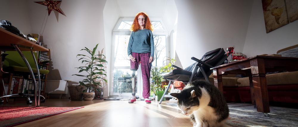 Beate Flanz mit ihrer Katze Lilli in ihrer Wohnung in Berlin-Spandau.