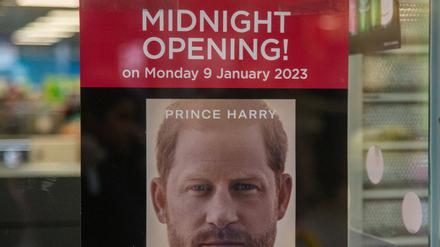 Als wär’s ein neuer Band von Harry Potter. Werbeplakat für Prinz Harrys Buch «Spare» (auf Deutsch: „Reserve“) im Fenster einer Londoner Buchhandlung.