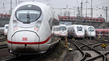 05.03.2024, Hessen, Frankfurt/Main: ICE-Züge der Deutschen Bahn stehen auf Abstellgleisen unweit des Hauptbahnhof. Ab Donnerstag (07.03.) hat die Lokführergewerkschaft GdL erneut zu Streiks aufgerufen. (zu dpa: «Große Einschränkungen durch Lokführerstreik erwartet») Foto: Boris Roessler/dpa +++ dpa-Bildfunk +++