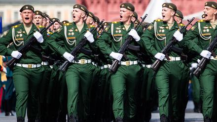 Russische Soldaten nehmen an einer Probe für die Militärparade zum Tag des Sieges teil (Archivbild).