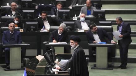 Ebrahim Raisi, Präsident des Iran, spricht im Parlament vor Abgeordneten. 