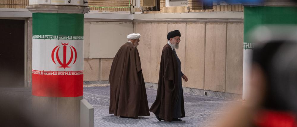 Die Kritik auf ihn wächst: Staatsoberhaupt Ali Chamenei (rechts).