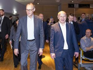 Friedrich Merz (l-r), Bundesvorsitzender der CDU, und Kai Wegner, Spitzenkandidat der CDU Berlin, kommen zu einem Wahlkampf-Bürgertreffen im Gemeinschaftshaus Gropiusstadt im Bezirk Neukölln. 