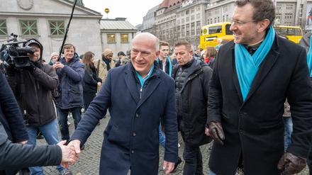 Kai Wegner (M, CDU), Regierender Bürgermeister von Berlin, und Jan-Marco Luczak (r, CDU), Kreisvorsitzender der CDU Tempelhof-Schöneberg und Direktkandidat für die Bundestagswahl, begrüßen die Teilnehmer einer Wahlkampf-Veranstaltung ihrer Partei auf dem Wittenbergplatz.