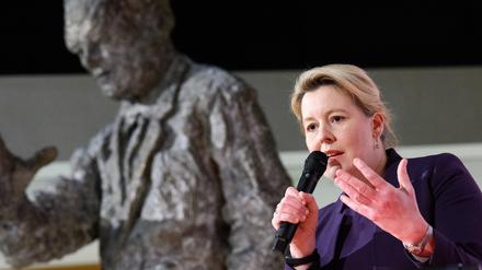 Die Berliner SPD-Vorsitzende Franziska Giffey spricht beim Wahlkampf-Auftakt der Berliner SPD im Willy-Brandt-Haus zur teilweisen Wiederholung der Bundestagswahl in Berlin.