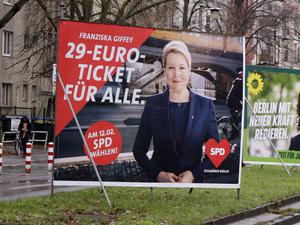 Wahlplakat der SPD mit Franziska Giffey im Januar 2023 zur Wiederholungswahl zum Berliner Abgeordnetenhaus.