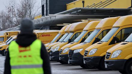 Am Zustellstützpunkt der Deutschen Post DHL am Hauptbahnhof in Rostock haben sich die Mitarbeiter zum Warnstreik eingefunden