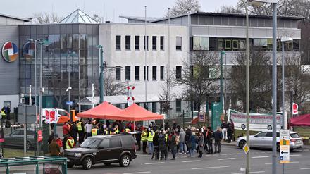 Zur Kundgebung vor dem ViP-Betriebshof in der Fritz-Zubeil-Straße kamen rund 100 Menschen. Vorbeifahrende Autos signalisierten teils per Hupe Solidarität.