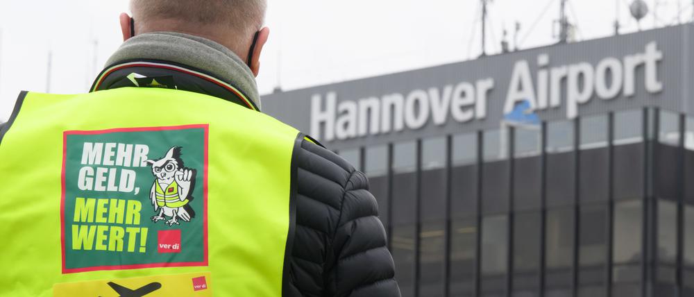 Sicherheitspersonal vom Flughafen Hannover steht bei einem Warnstreik im März 2022 am Terminal A.