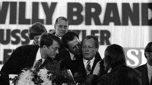 SPD-Parteitag in Dortmund: Willy Brandt, Günter Guillaume, Dietrich Sperling und BKA-Beamter Bauhaus.
