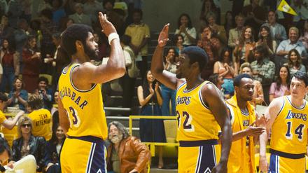Szene aus der Serie „Winning Time: Aufstieg der Lakers-Dynastie“ über die Ära von Kareem Abdul-Jabbar und „Magic“ Johnson.