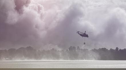 Hubschrauber beim Löschen eines Waldbrandes. 