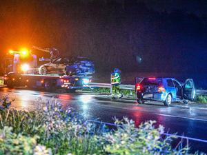Zwei Unfallwagen werden am späten Abend auf der Autobahn 5 zwischen Achern und Appenweier durch ein Abschleppunternehmen geborgen. Infolge von heftigem Regen und Hagel sind auf der A5 im Westen Baden-Württembergs bei 13 Unfällen 7 Menschen leicht verletzt worden. 
