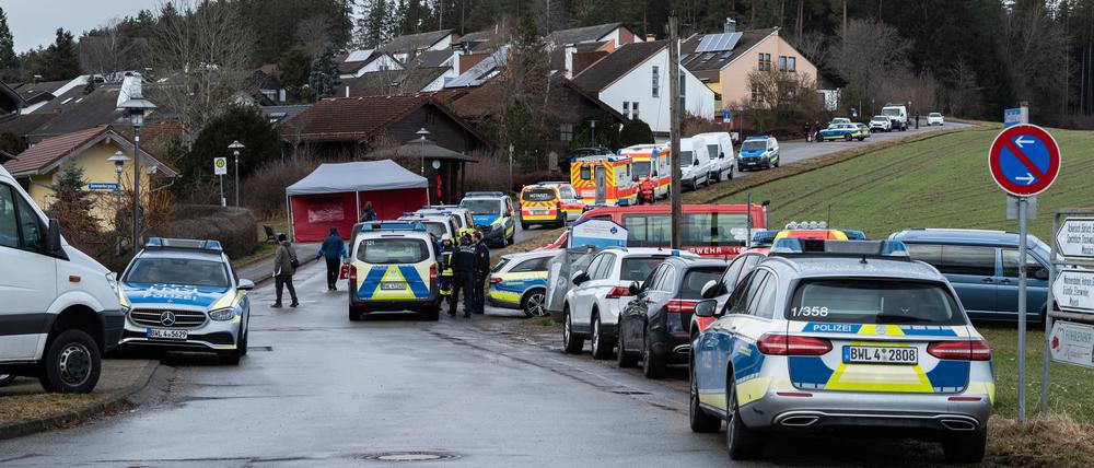 Zahlreiche Einsatzfahrzeuge der Polizei und des Rettungsdienstes stehen bei einem Wohngebiet in Baden-Württemberg bei einem Großeinsatz.