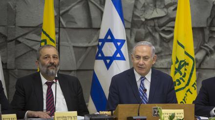Benjamin Netanjahu nimmt mit Arie Deri (links) an einer Kabinettssitzung teil (Archivbild).