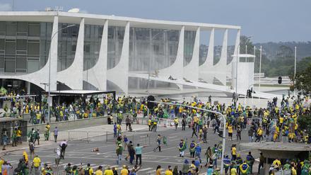 Anhänger des ehemaligen brasilianischen Präsidenten Bolsonaro protestieren vor dem Palácio do Planalto.