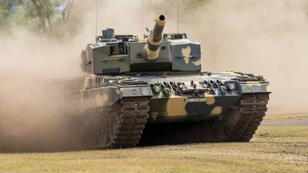 Ein Panzer des Typs Leopard 2 A4 wird zur Demonstration bei der feierlichen Übergabe der ersten vier Panzer an die ungarische Armee gefahren (Symbolbild).
