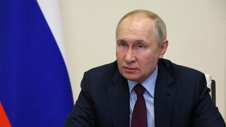 Der russische Präsident Wladimir Putin leitet eine Sitzung mit Regierungsmitgliedern per Videokonferenz.