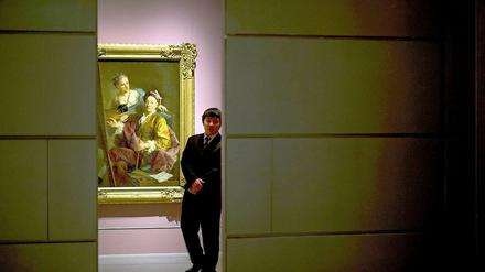 Blick ins Innere der Ausstellung. Im Hintergrund das "Selbstporträt des Künstlers mit seiner Tochter Antonia" von Georg Desmarées.
