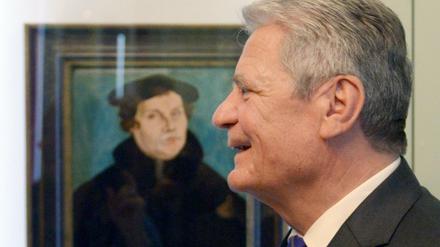 Nicht mit Foto, sondern mit Gemälde (nämlich von Luther): Joachim Gauck.