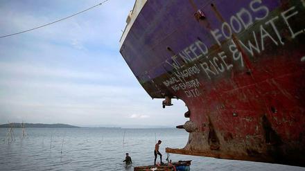 Keine Seemannsromantik. Taucher versuchen auf den Philippinen, einen Frachter wieder flottzumachen.