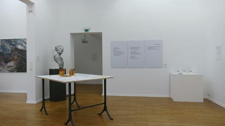Blick in die Ausstellung „Kunst kann“ im Haus am Lützowplatz mit einer Skulptur von Peter Senoner im Vordergrund.