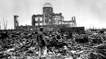August 1945. Die von dem Tschechen Jan Letzel erbaute Industrie- und Handelskammer nach dem Abwurf der Bombe. Foto: Keystone