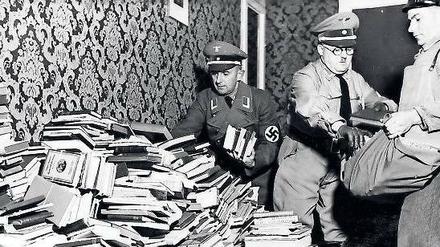 Spenden für die Wehrmacht. Die NSDAP sammelt im Herbst 1939 Frontlektüre aus Privatbesitz. 