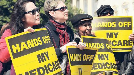 So nicht! Am 15. April demonstrieren wütende Bürger vor dem Weißen Haus gegen Kürzungen im Gesundheitssystem.