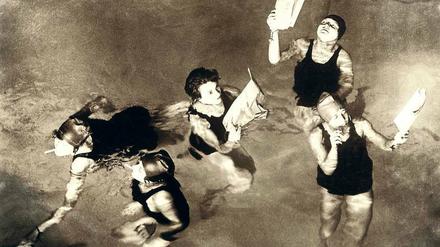 Gebildet sind wir sowieso. Unsinkbare Badeanzüge tragen die amerikanische Frau 1925 in ein neues Zeitalter. Foto: akg-images