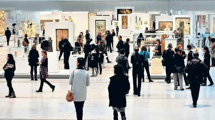 Es muss nicht immer Paris sein. Besucher besichtigen die über 200 Louvre-Exponate in Lens. Die Halle ist 120 Meter lang und vollkommen stützenfrei. Foto: AFP