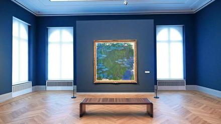 Schlussakkord in Bleu. Monets zwei Mal zwei Meter großes Seerosenbild von 1914-17 lässt den Blick zwischen Blättern und Blumen verschwimmen.