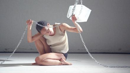 Tauwetter. Die amerikanische Choreografin und Tänzerin Lois Alexander arbeitet in "Neptune" mit Eisblöcken.