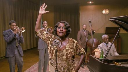 Ma Rainey (Viola Davis) bei der Aufnahme ihres Hits in Chicago. An der Trompete Levee Green (Chadwick Boseman, links).