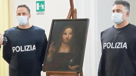 Zwei Polizisten bewachen die wertvolle zeitgenössische Kopie von Leonardos „Salvator Mundi".