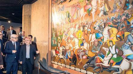 Öffnung. Außenminister Steinmeier und Irans stellvertretender Kulturminister Moradkhani im Oktober im Teheraner Museum of Contemporary Art. Foto: Bernd von Jutrczenka/dpa