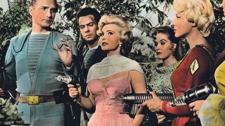 Mit den Waffen einer Frau. Zsa Zsa Gabor (M.) als schöne Venusianerin Talleah in dem Science-Fiction-Film „Queen of Outer Space“ (In den Krallen der Venus) 1958.