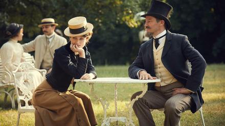 Offene Ehe. Keira Knightley als Sidonie-Gabrielle Colette und Dominic West als Entdecker Willy im Biopic "Colette". 