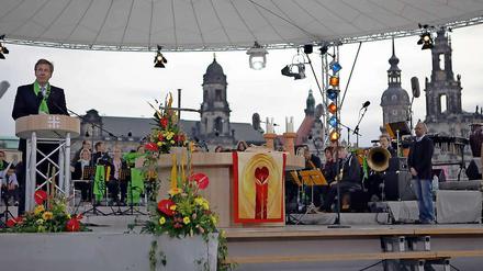 Bundespräsident Christian Wulff (l) spricht zum Eröffnungsgottesdienst des Evangelischen Kirchentages in Dresden.