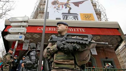 Wie soll der Staat auf die terroristische Bedrohung reagieren? In Paris patrouillierten am Samstag Soldaten an zentralen Plätzen.