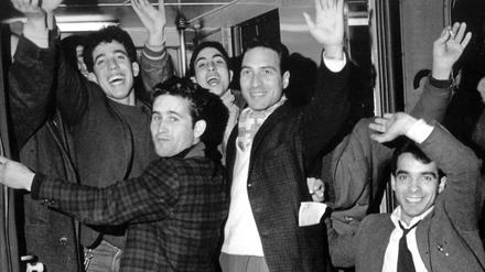 Junge Männer am Bahnhof, hier eine Gruppe künftiger italienischer VW-Arbeiter auf dem Hauptbahnhof in Hannover im Januar 1962.