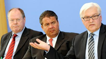 An Angela Merkel verzweifeln gleich drei Spitzenpolitiker der SPD: Peer Steinbrück, Sigmar Gabriel und Frank-Walter Steinmeier.