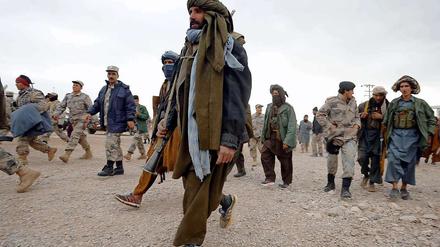 Ehemalige Talibankämpfer im Januar 2012 nach einer Zeremonie, während der sie dem Aufstand abschworen und der afghanischen Armee beitraten. In der Grenzregion zu Pakistan erstarken die Aufständischen allerdings eher.