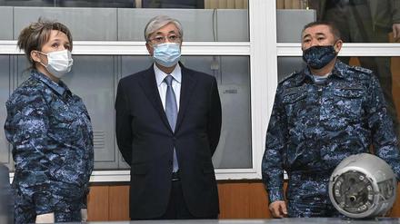 Präsident Tokajew besucht eine Abteilung der Polizei in Almaty.