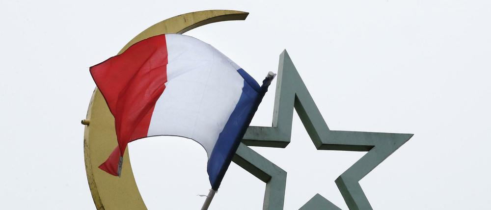 Die französische Nationalflagge wehte nach den Anschlägen von Paris über einer Moschee in Paris. 