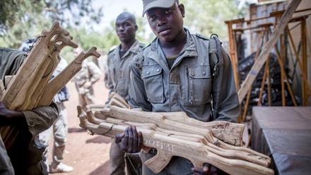 Die Bundeswehr beteiligt sich mit Soldaten an der UN-Friedensmission Misusma und an der europäischen Ausbildungsmission EUTM. Das Foto zeigt einen malischen Soldaten mit Holzgewehren, die im Training verwendet werden. 