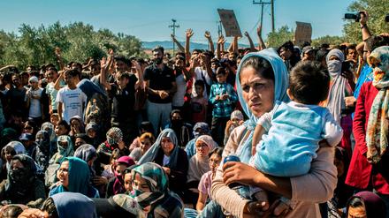 Migranten demonstrieren Anfang Oktober im Flüchtlingslager Moria auf Lesbos gegen die Lebensbedingungen dort.
