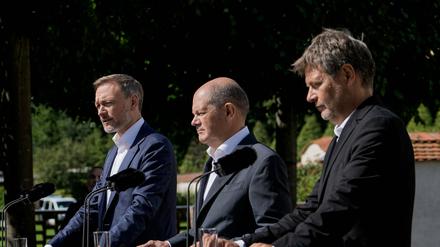 Christian Lindner, Olaf Scholz und Robert Habeck stehen bei einer Pressekonferenz nach der Kabinettstagung in Meseberg. 