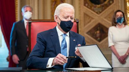 Der neue US-Präsident Joe Biden unterzeichnete drei Dokumente im Kapitol nach seiner Vereidigung.